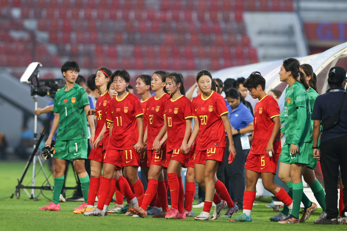 关于足球赛事更新：女足比拼的团队拼搏精神！的信息