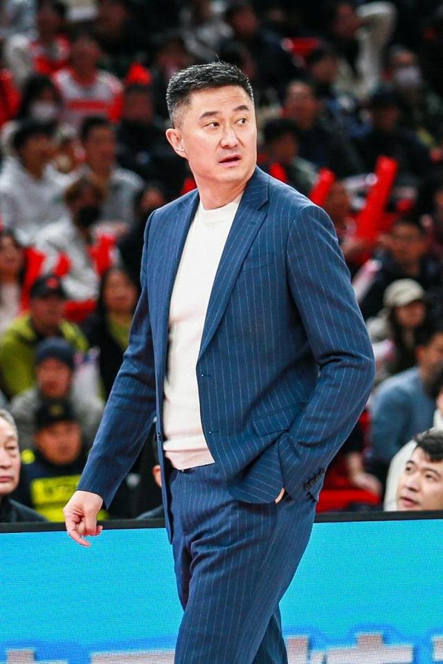 杜锋率队连胜四场，神勇的广东队继续领跑