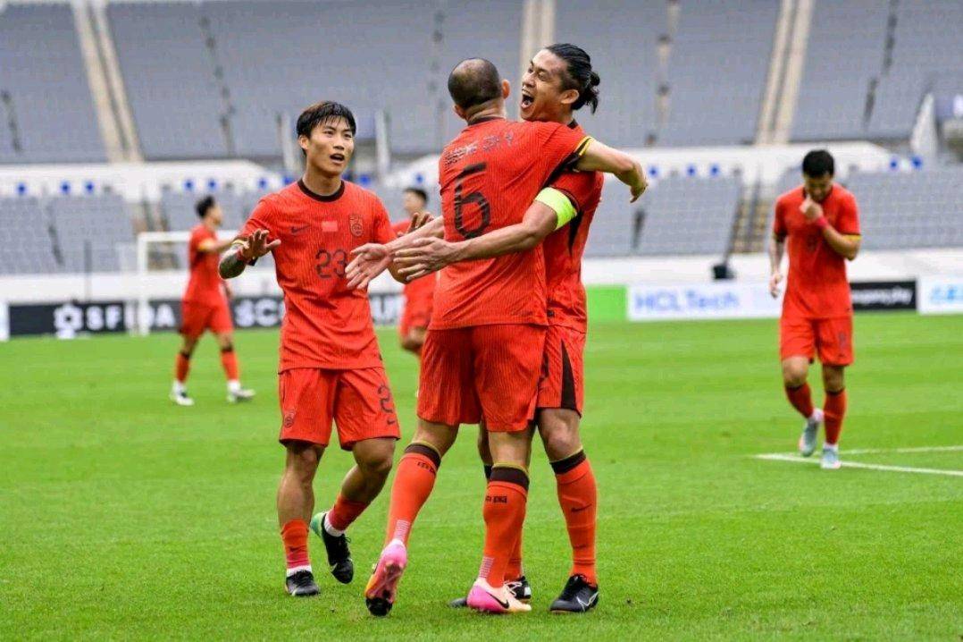 热议国足1-0中国香港：大部分时间索然无味加快选帅效率(国足11战平澳大利亚回放)