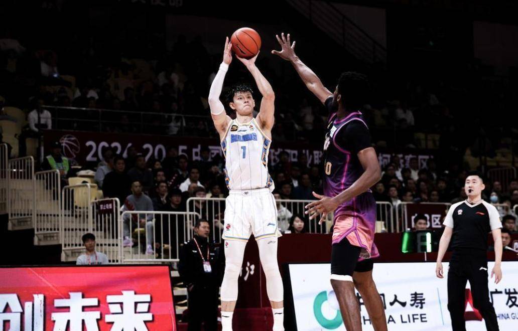 周琦31分曾凡博28+10首钢大胜福建广东胜广州(首钢曾凡博简历)