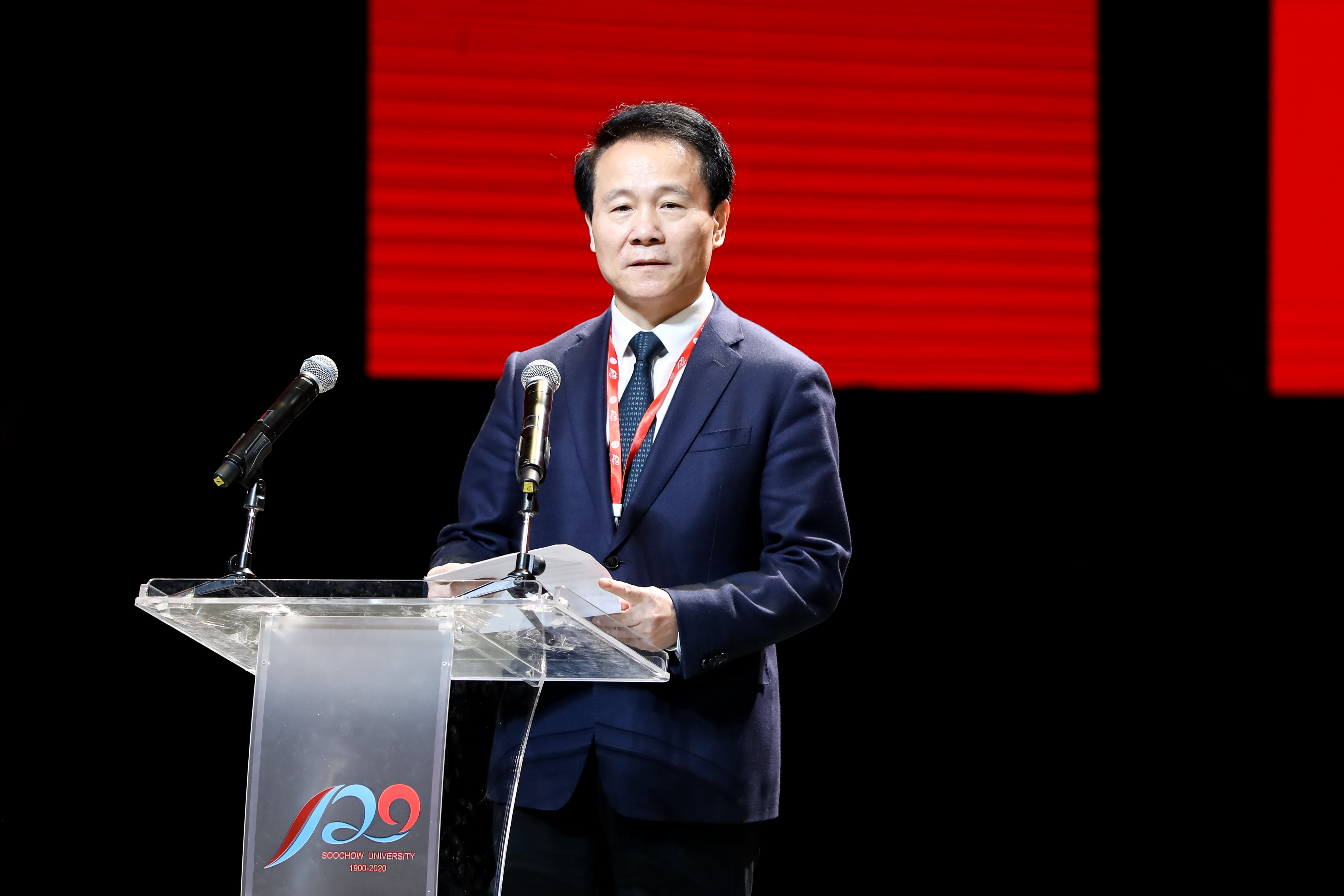 苏州大学副校长前往训练基地，为苏州队守门员纪振勇拨穗(清华校训16字原文)