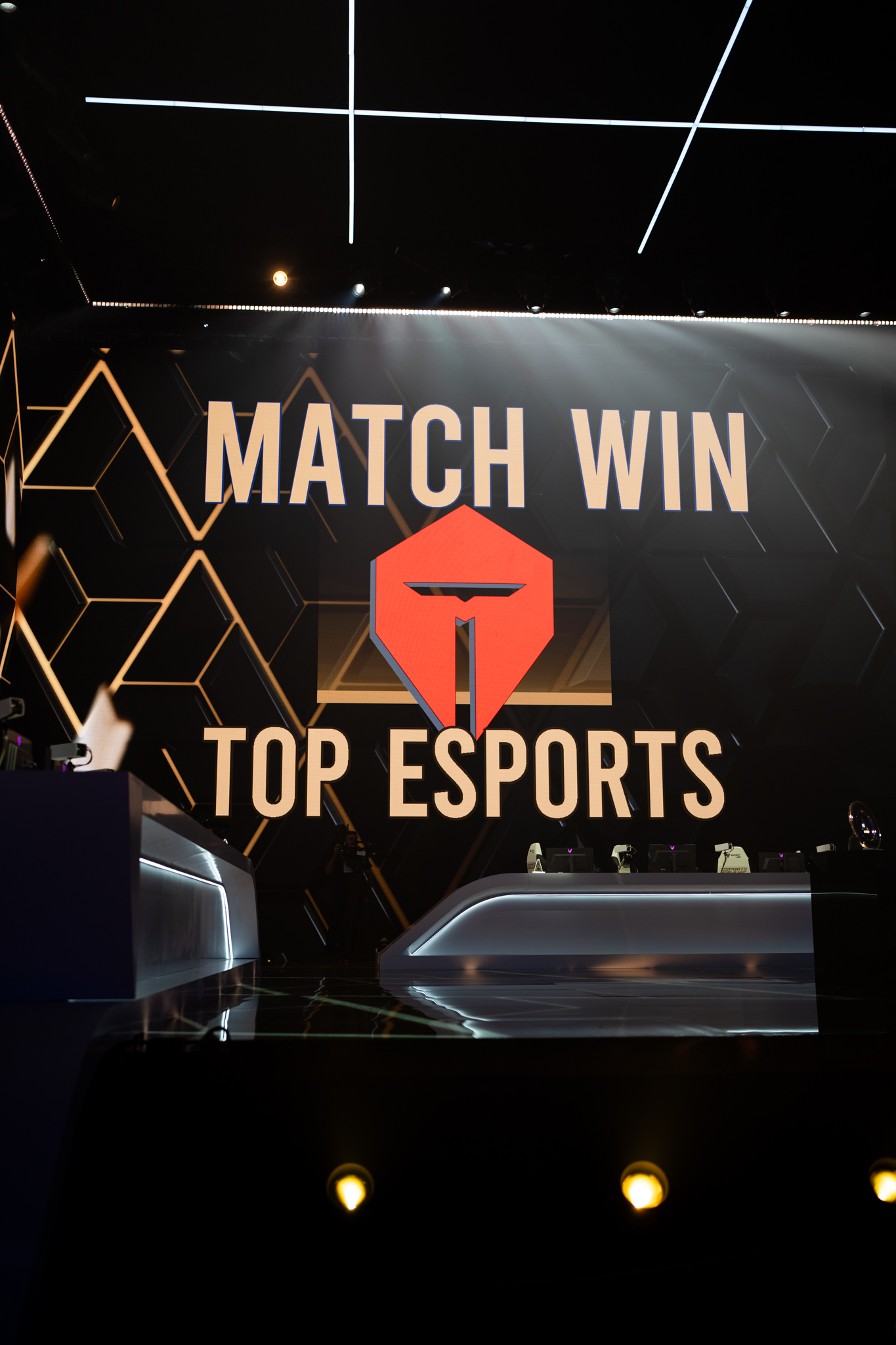 开云体育-电竞世界杯《英雄联盟》总决赛：T13比1TES夺冠(电竞世界杯lol)