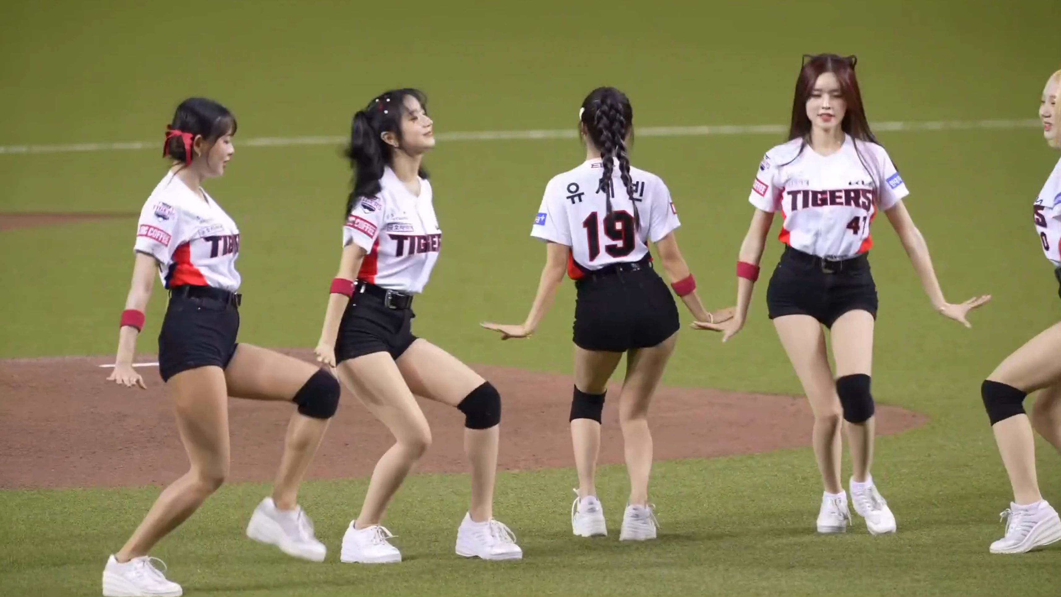 热情高涨！女子足球队士气高昂！(女子足球队比赛)